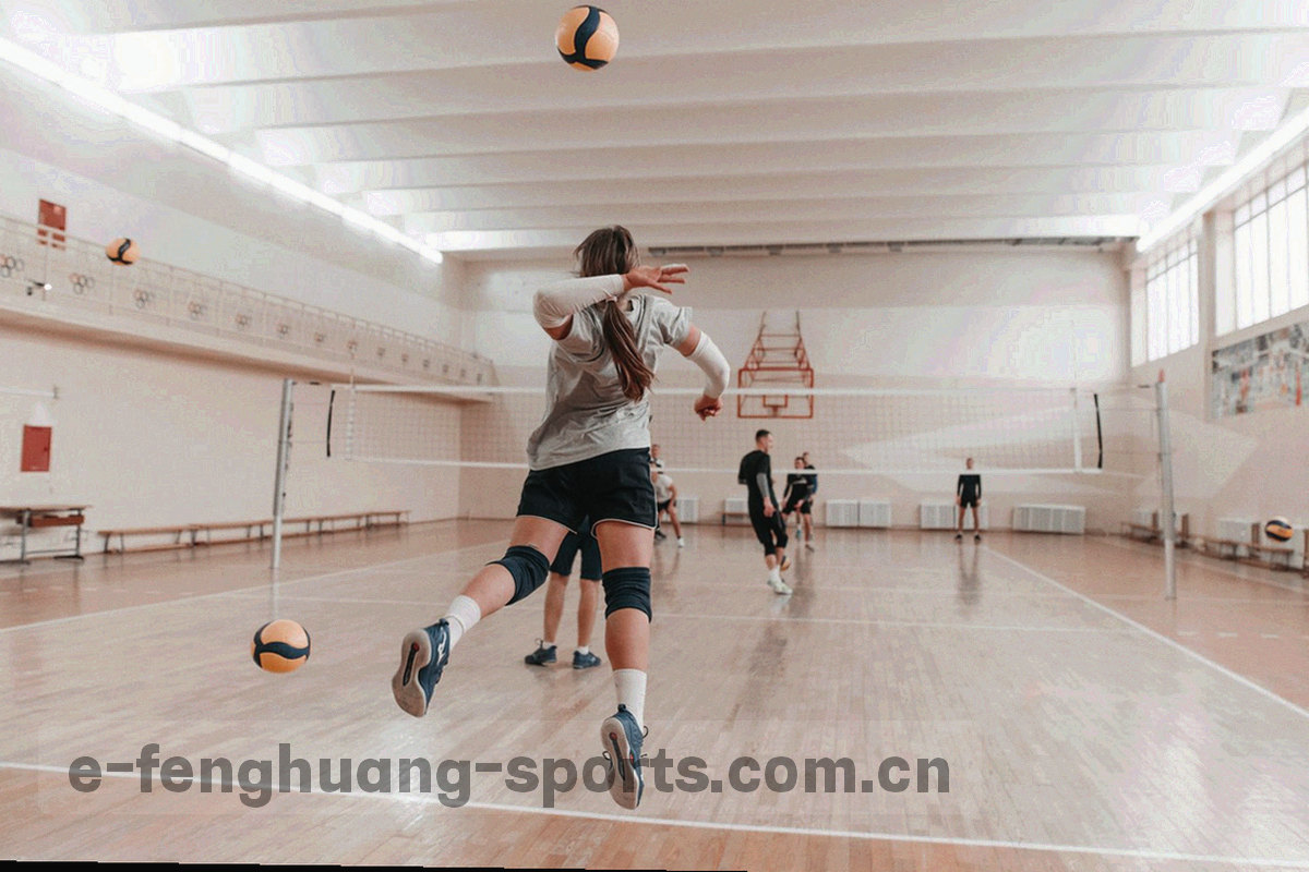 夜晚城市天际线与室内灯光叠化，远处有几个人影剪影